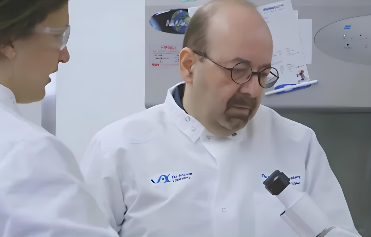 Профессор Дерья Унутмаз за работой