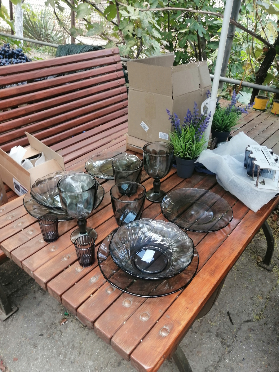 Я не все достала , все тут на шесть персон .