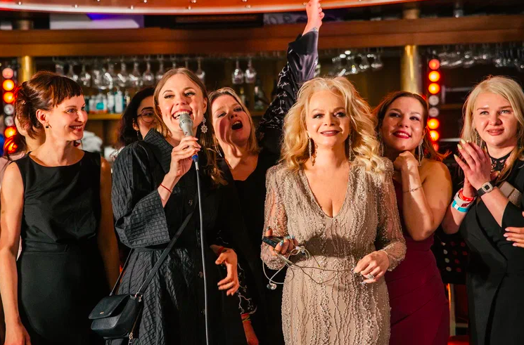 Лариса Долина и ее студенты. Фото: ok-magazine.ru