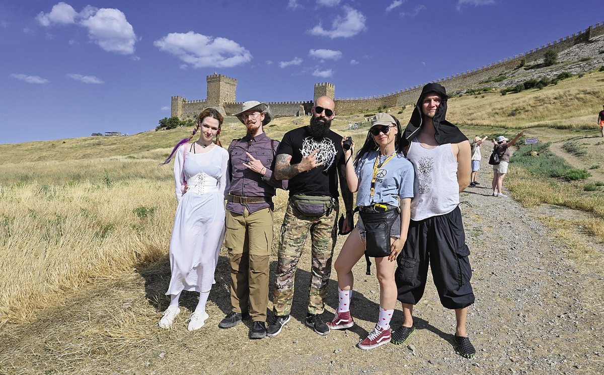 Ну очень колоритные туристы из Москвы в Судакской крепости.