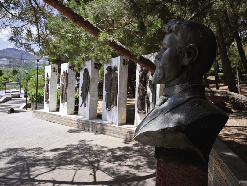 Бюст Антона Павловича Чехова на входе в сквер имени его сестры – Марии Павловны.