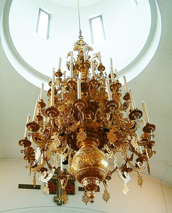 Под большим подсвечников Де Бруин скорее всего имел ввиду паникадило. Паникадило в храме во имя Преображения Господня в Ново-Валаамском монастыре. Источник: wikipedia.org 
