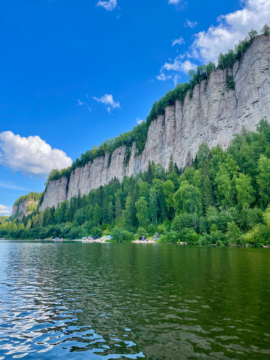Вид на «Камень Ветлан» с реки 