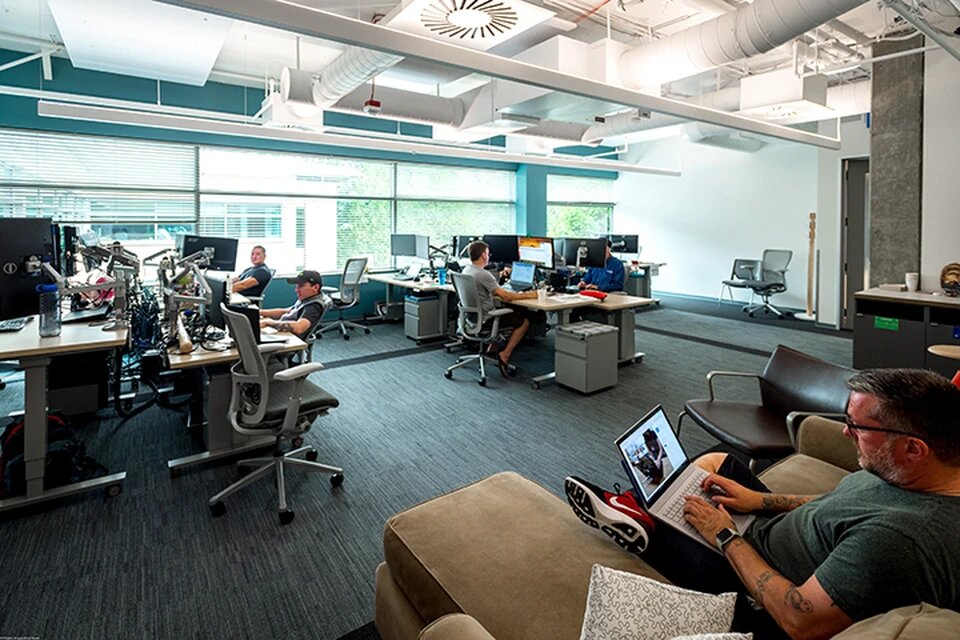 По мнению ученых, мифы о эффективности «прозрачного» офиса никак не подтверждены эмпирически. Фото: EAST NEWS.