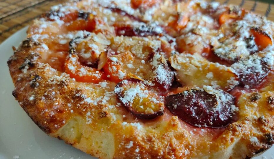 Творожный пирог с абрикосами и сливой