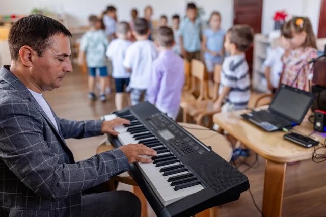    Какие песни будут разучивать школьники на уроке музыки?