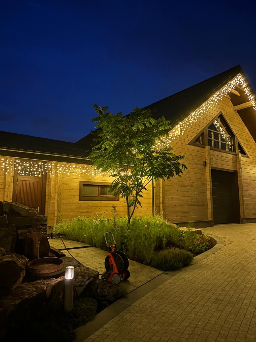 Услуги фасадного освещения гирляндой бахрома и гибким неоном для фасада дома в Москве и Московской Области. 