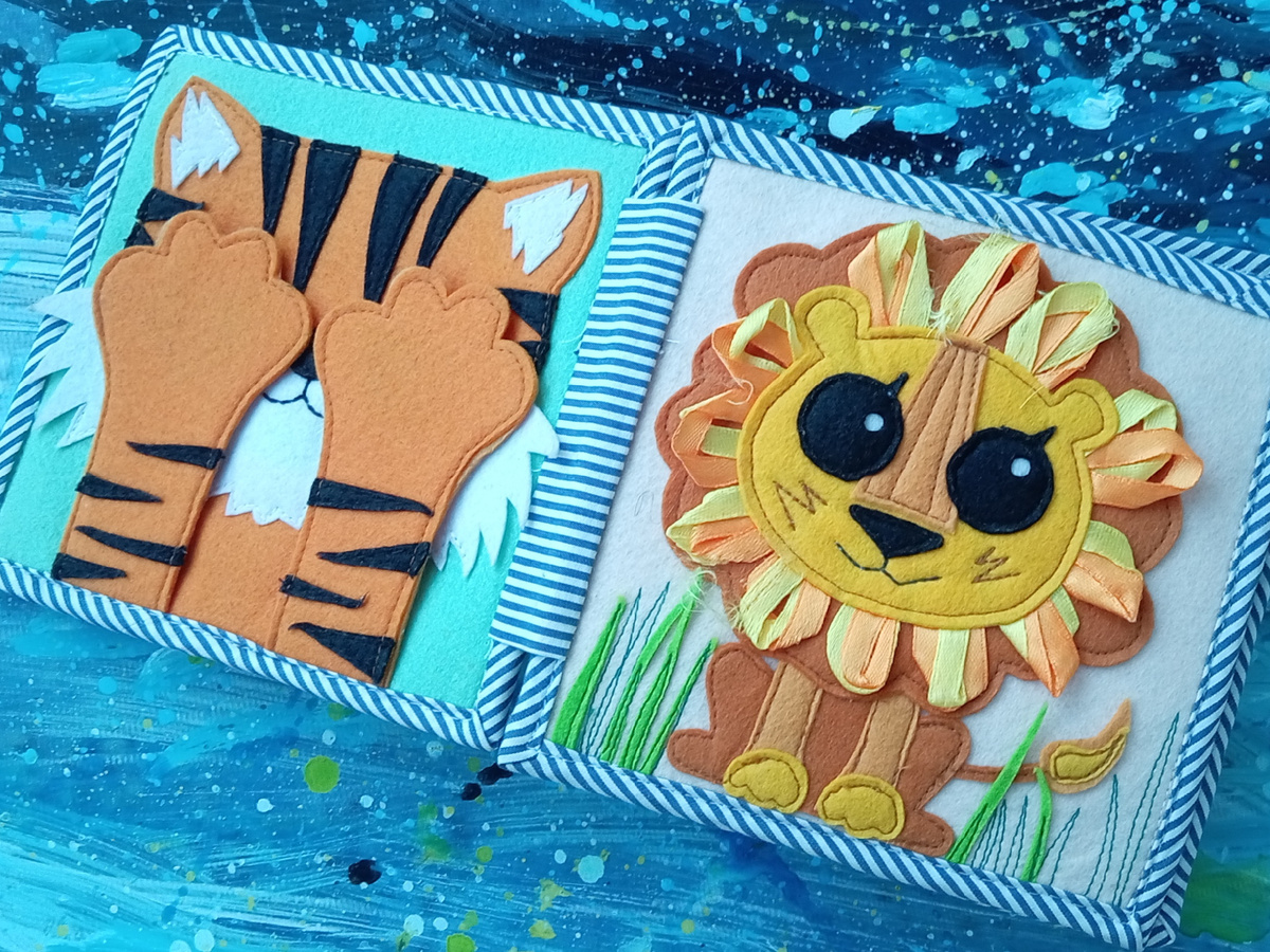 Книге уже два года, поэтому ленты у Льва уже немного поистрепалались. 