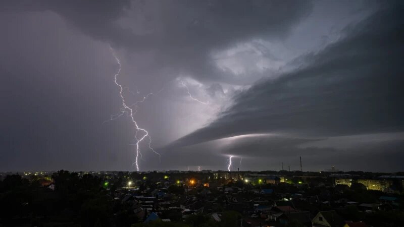     «Суперячейковая» гроза озаряла небо Рубцовска Евгений Храпко