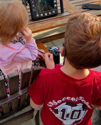 И опять спины и затылки. 