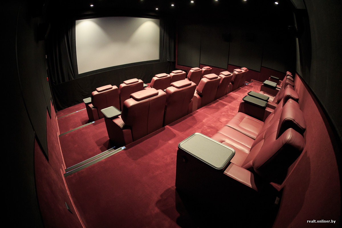 Обратите внимание на боковую дистанцию. Это называют уединением? 