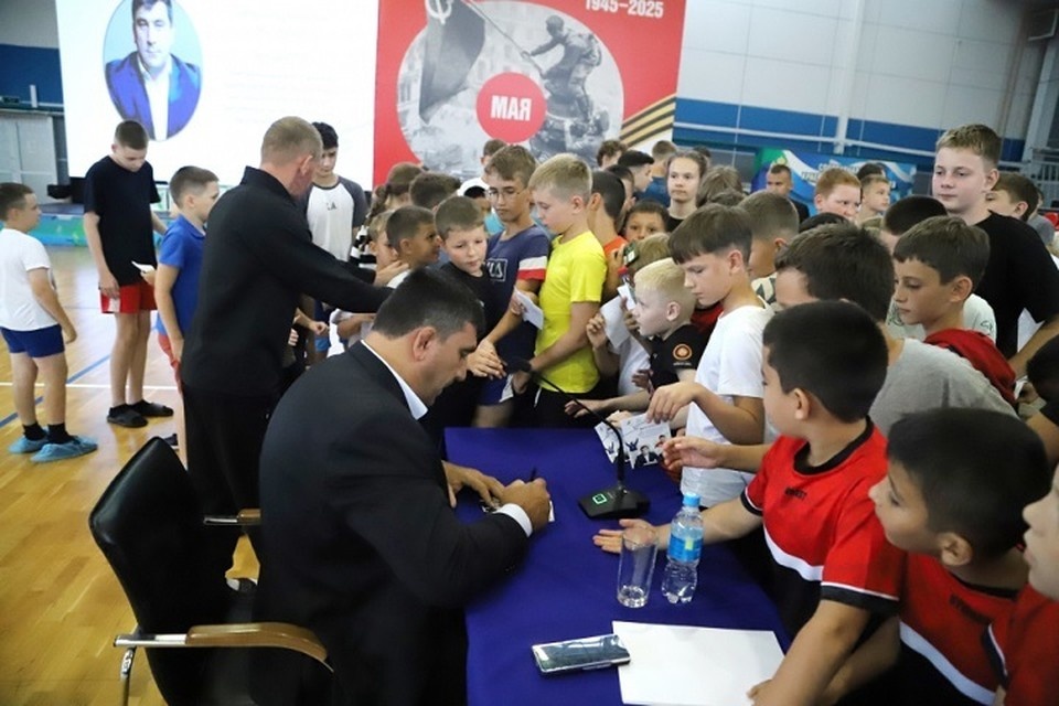    Олимпийский чемпион Давид Мусульбес встретился с юными спортсменами в Хабаровске Фото: пресс-служба министерства спорта края