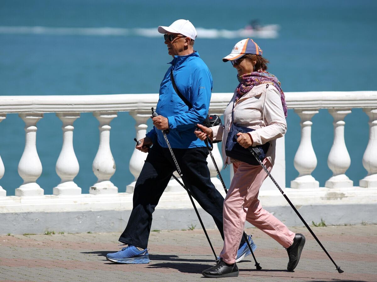    Отдыхающие занимаются скандинавской ходьбой© РИА Новости / Виталий Тимкив