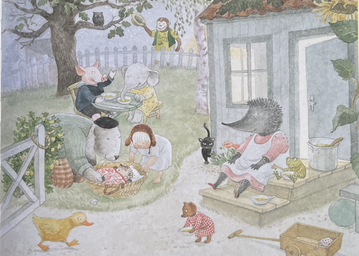 Все герои собрались во дворе у Хвоинки. Фото автора.