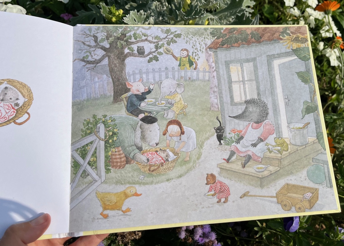 Все герои собрались во дворе у Хвоинки. Фото автора.