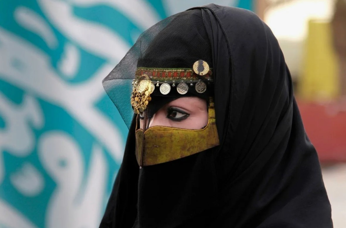 Так могла выглядеть и Мишааль — роскошный никаб, расшитый золотом, словно напоминание о её королевском статусе. Но ни богатство, ни знатное происхождение не смогли подавить в ней жажду свободы и простого человеческого счастья.