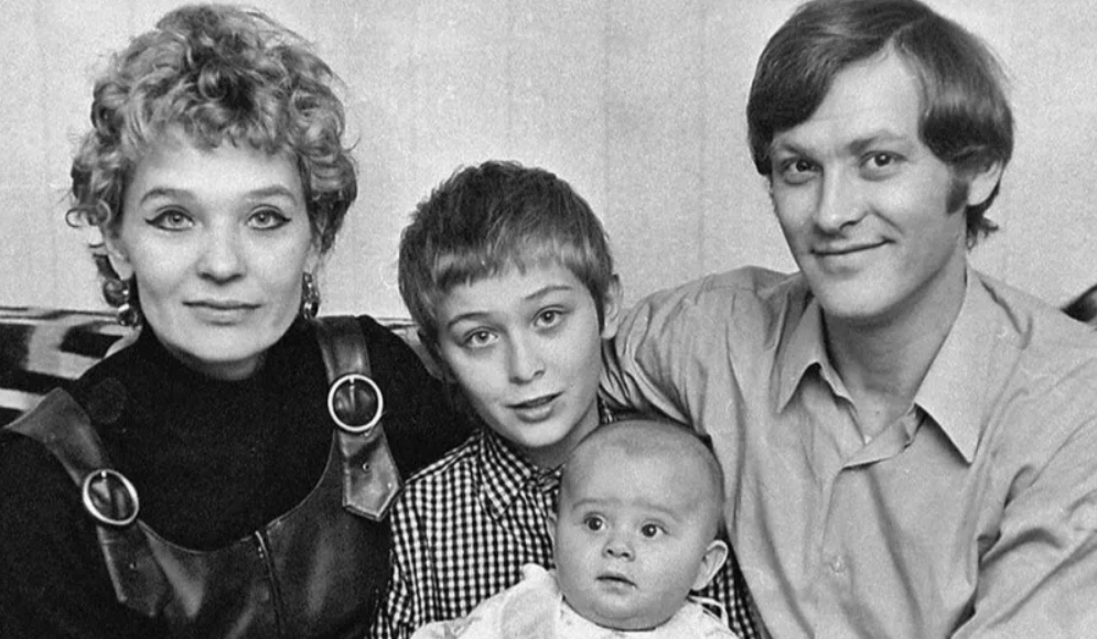 Владимир Ивашов с женой и сыновьями