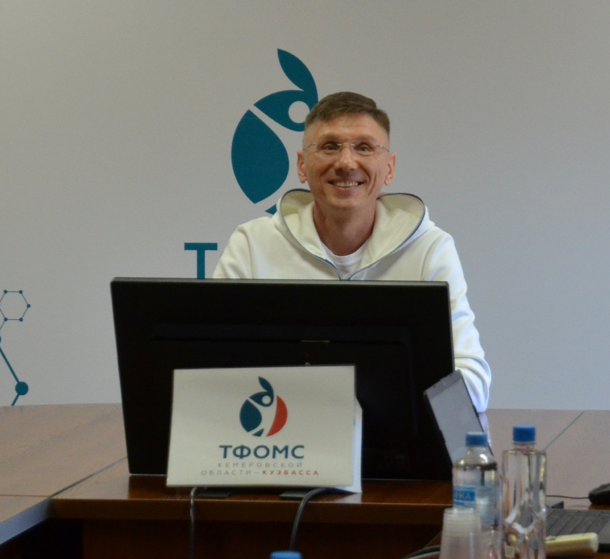 Сергей Белов проводит лекцию по психологии в ТФОМС