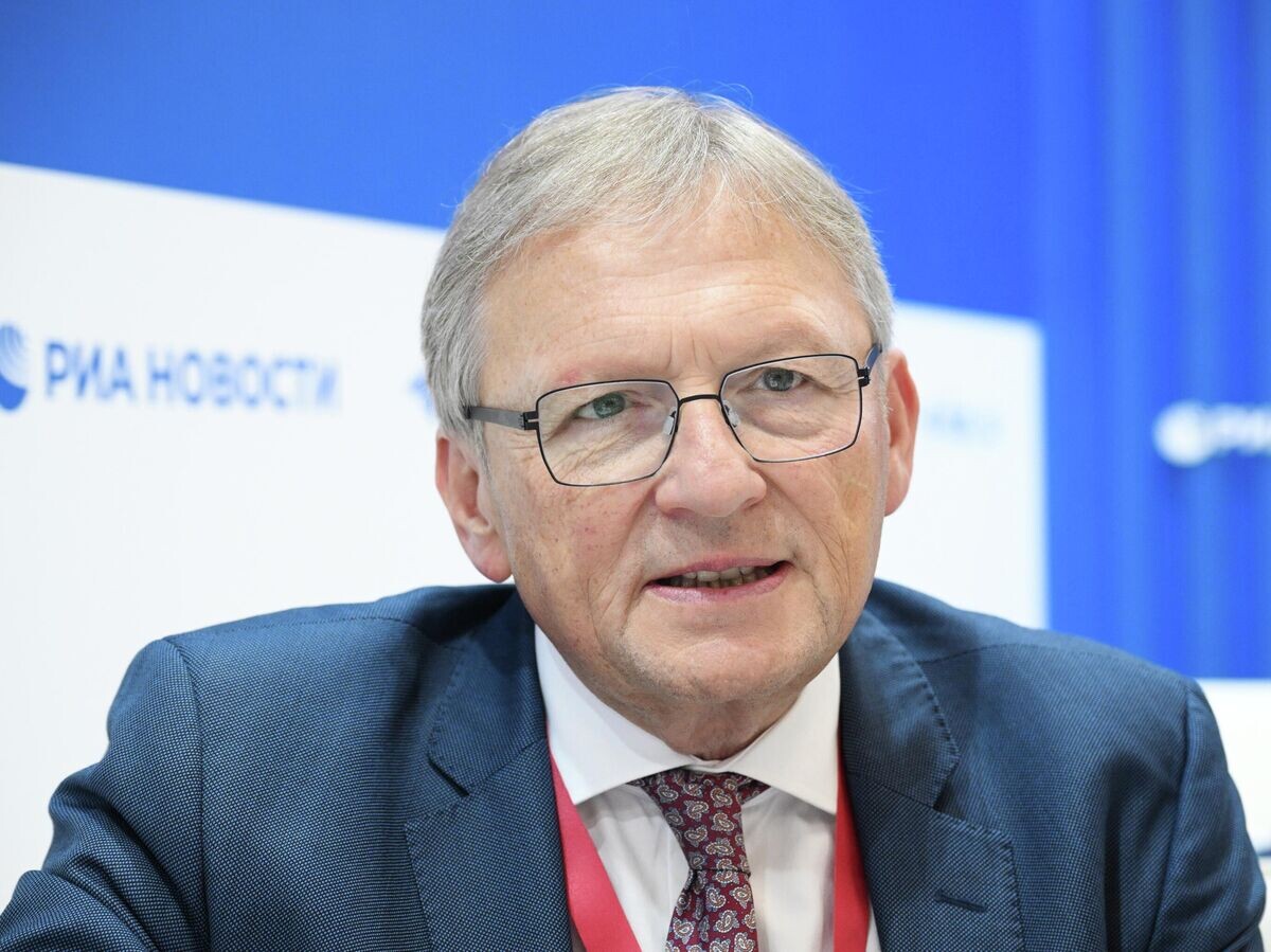    Борис Титов на стенде РИА Новости на ВЭФ-2025© РИА Новости / Александр Кряжев