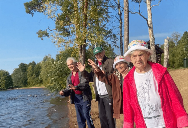 Прогулки насвежем воздухе на территории пансионата "Родной очаг"