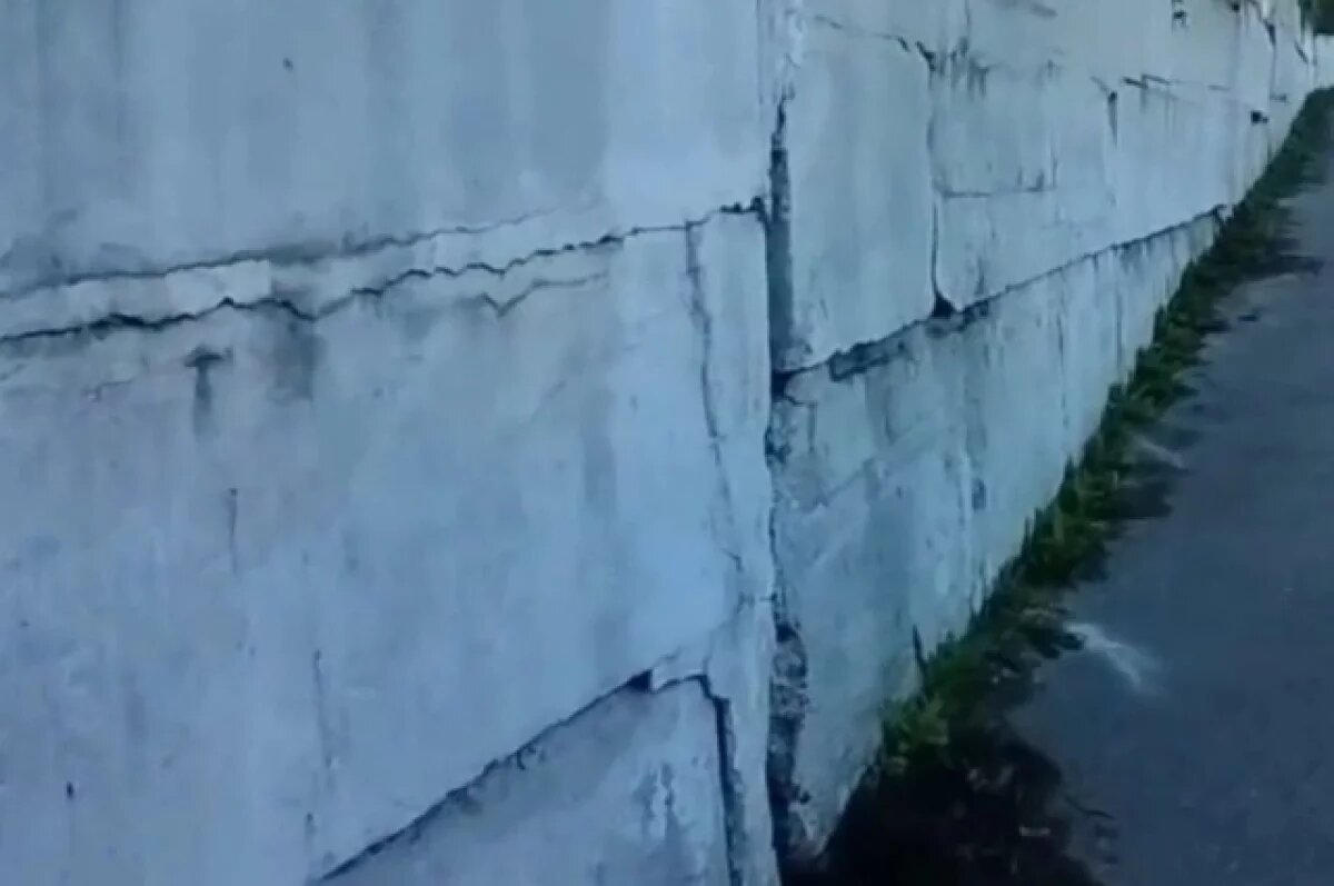    Старая подпорная стена в Холмске может обрушиться в любой момент