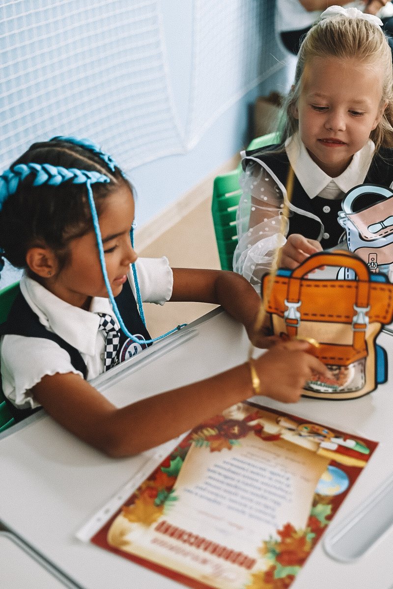 Ранние занятия способствуют формированию интереса к учёбе, развитию навыков, которые пригодятся в школе, и укреплению уверенности в себе.