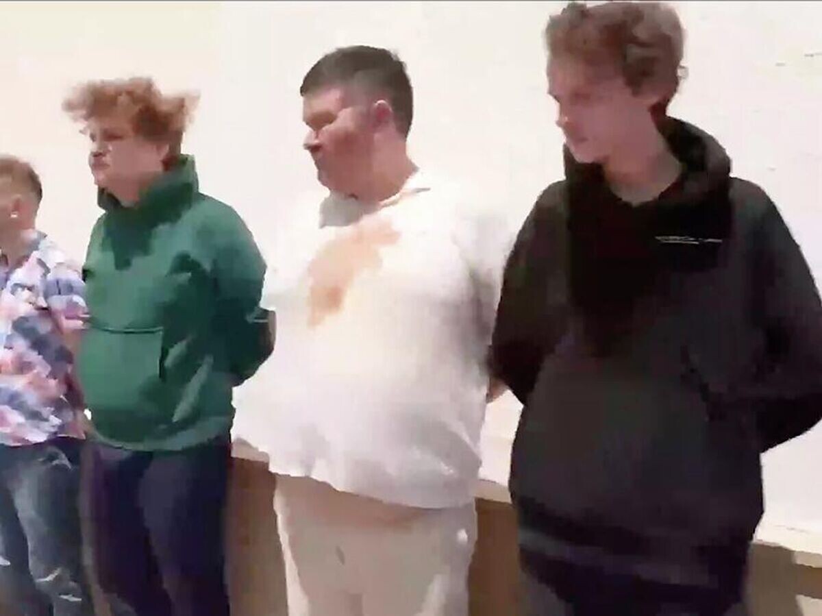    Задержанные в Баку россияне© Кадр видео, опубликованного азербайджанскими СМИ