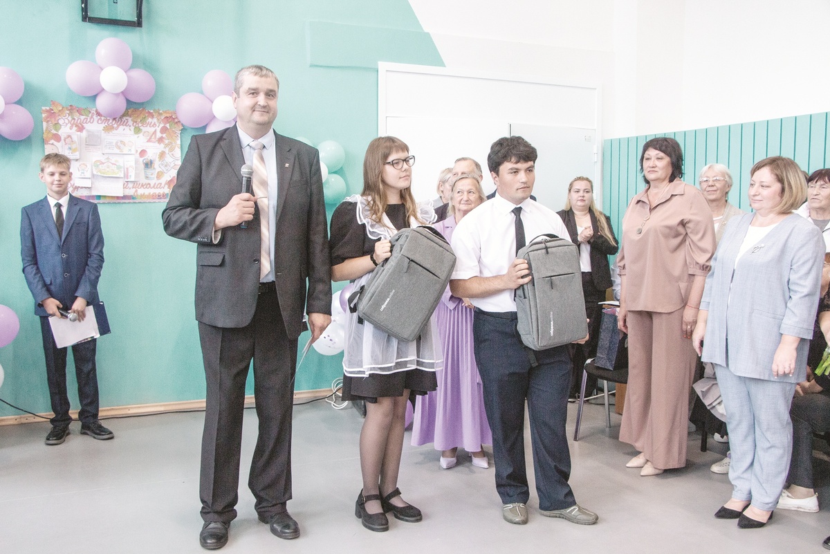 Глава Абанского района А.А. Войнич передал памятные подарки активистам ученического
самоуправления – Рустаму Исаеву и Татьяне Будниковой.