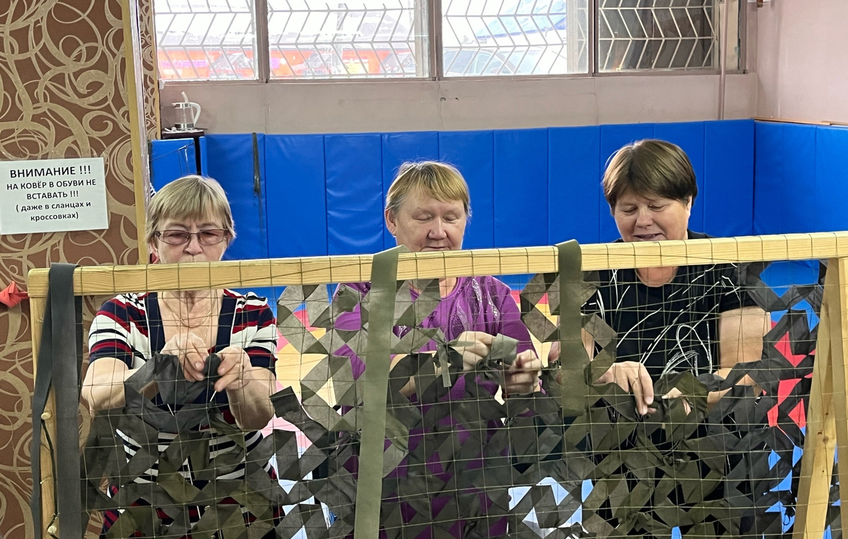 Кыласовские волонтёры (слева направо) Людмила Владимировна Ширяева, Вера Александровна Гашева и Светлана Александровна Галушина плетут маскировочные сети для бойцов, участвующих в спецоперации