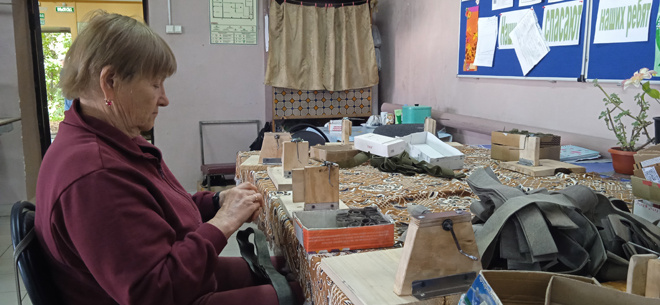 
Полоски скручивают в рулончики