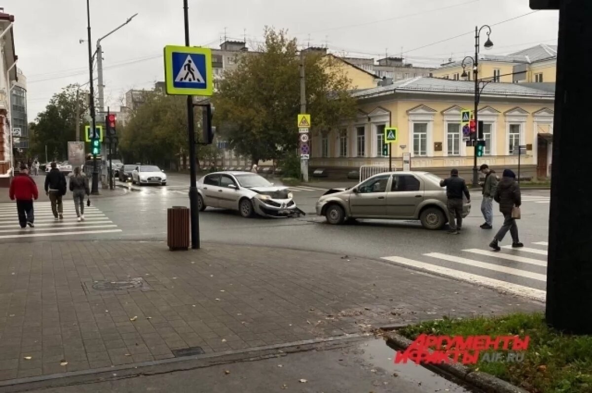    Два автомобиля лоб в лоб столкнулись на перекрёстке в центре Перми