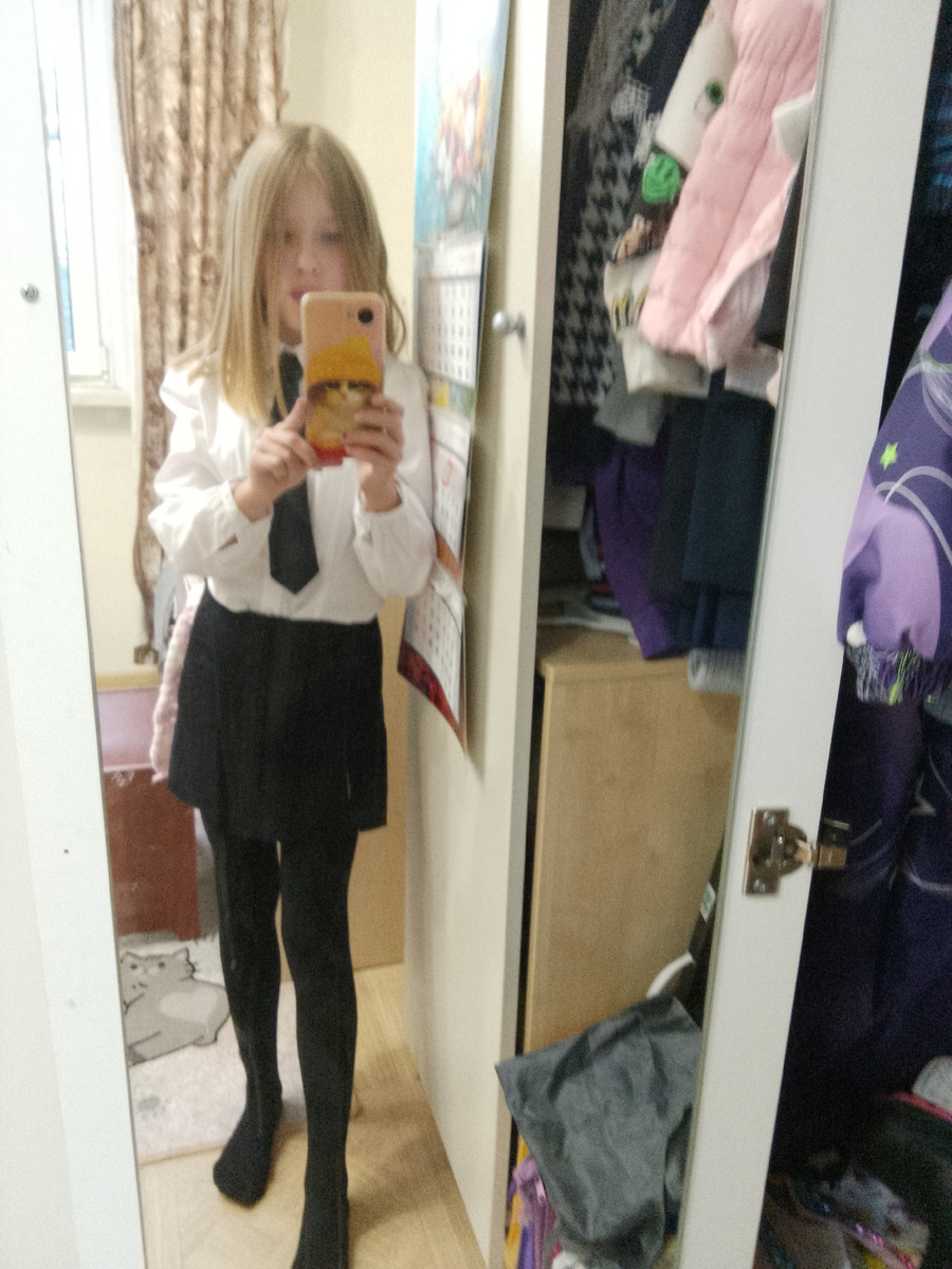 Сейчас там старый чехол на телефоне сегодня приедет новый, будет распаковка.