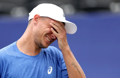 Кепка с автографом польского теннисиста Камиля Майхжака попала не в те руки, что вызвало возмущение во всём мире.