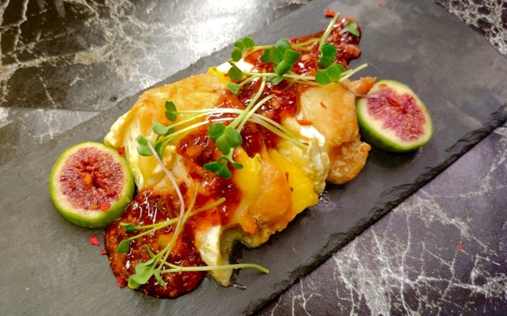 Запесенная куриная грудка с соусом из инжира. 