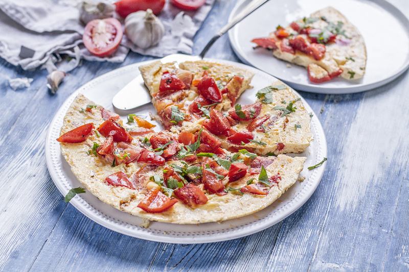 Прованский омлет со свежими помидорами и сладким перцем