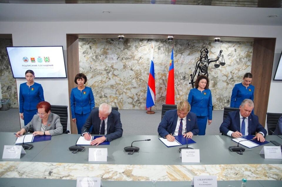    Подписание соглашения о сотрудничестве между регионами фонта и тыла в деле сохранения исторической памяти о Великой Отечественной войне. Источник: Парламент Кузбасса