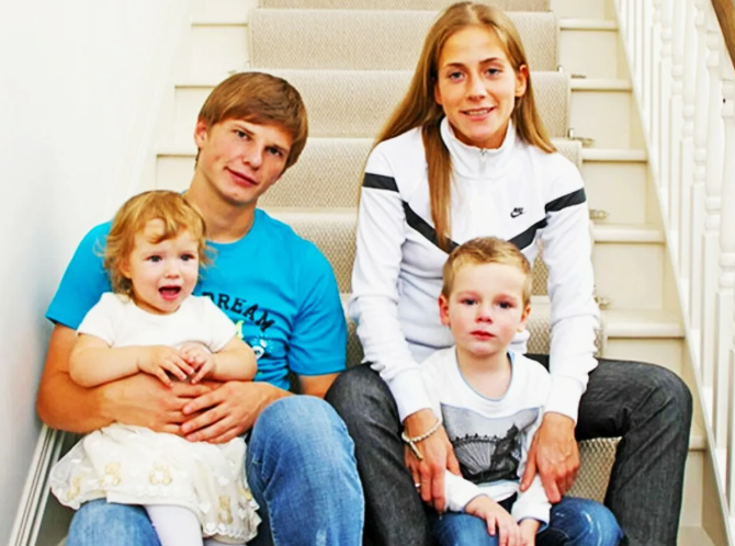 на фото Юлия Барановская и Андрей Аршавин с детьми