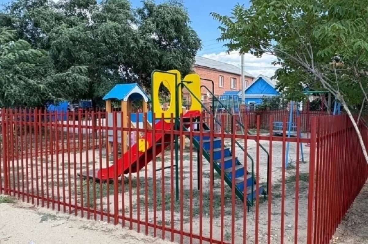    В Астраханской области отремонтировали опасные детские площадки