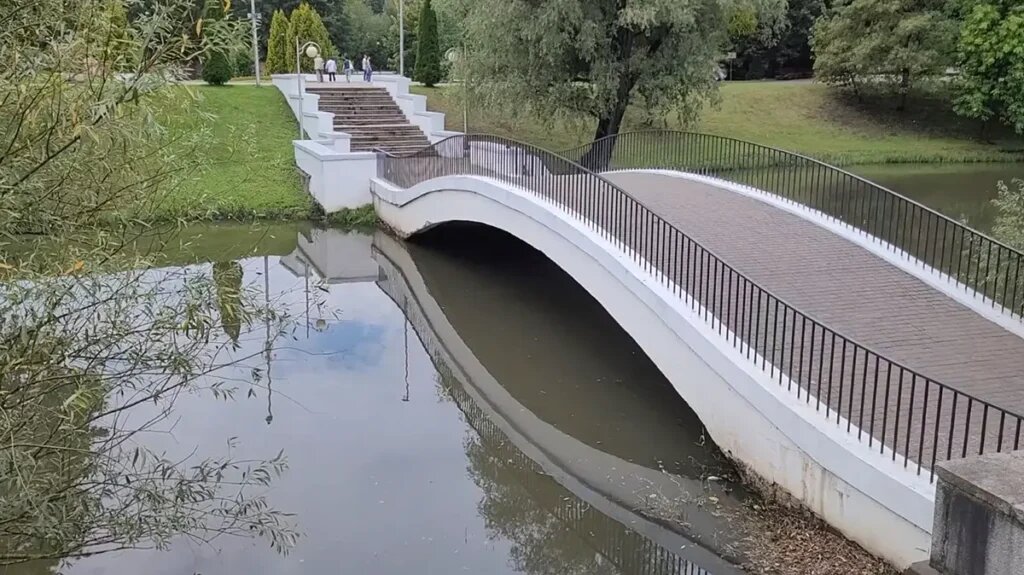   Горбатый мостик, ведущий в Парк Победы. «Спасённая Европа» будет слева