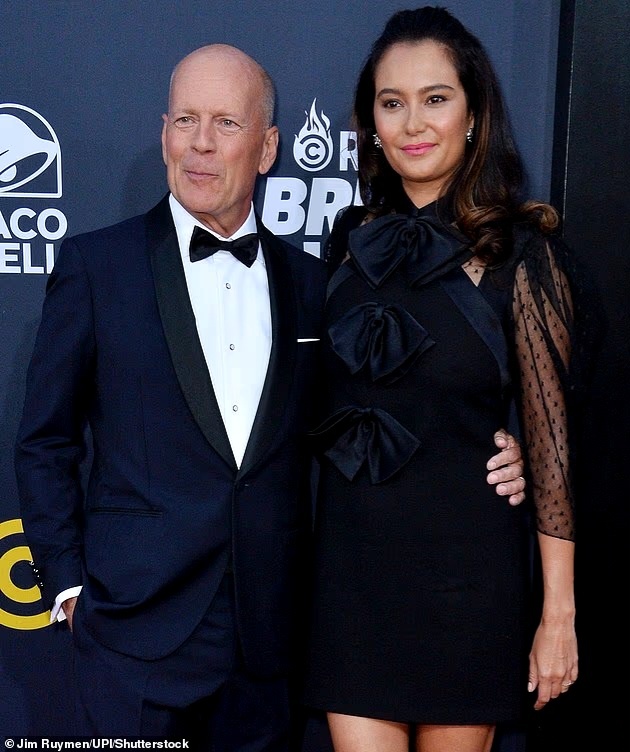 Жена Брюса Уиллиса Эмма Хеминг рассказала, что их брак «изменился» из-за напряжения, вызванного его деменцией; на фото пара в 2018 году..