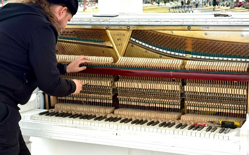    Белое пианино в ротонде на набережной Петрозаводска играет последний сезонгруппа ВКонтакте "Открытое пианино в ротонде"