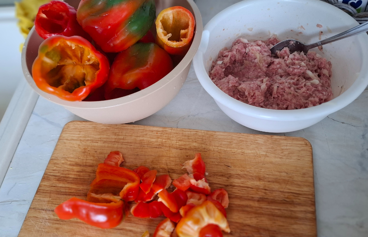 Перцы почистила, помыла. И очень вовремя я их достала из холодильника: один перец стал подгнивать, половинку пришлось выбросить. Эти макушечки от перцев пойдут на поджарку.