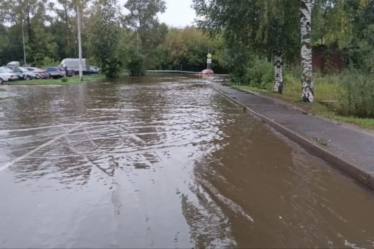    Глава администрации посоветовал водителям объезжать затопленный участок.