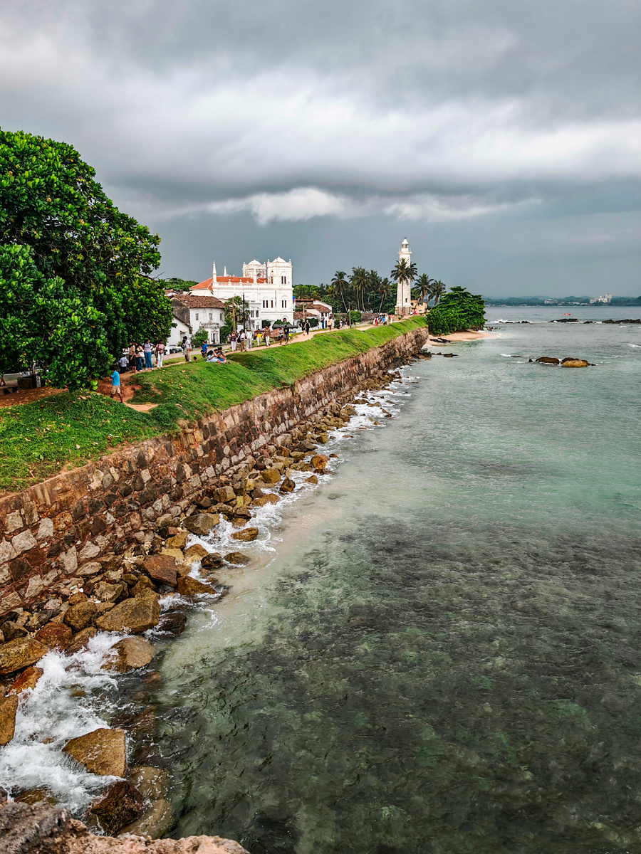 Фото из личного архива. При строительстве стен использовались местные материалы, в том числе коралловые блоки.