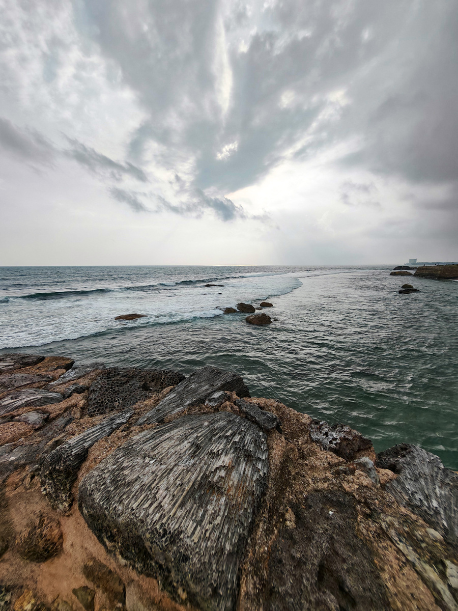 Коралловый камень был основным строительным материалом на Шри-Ланке с древних времен из-за его доступности и прочности.