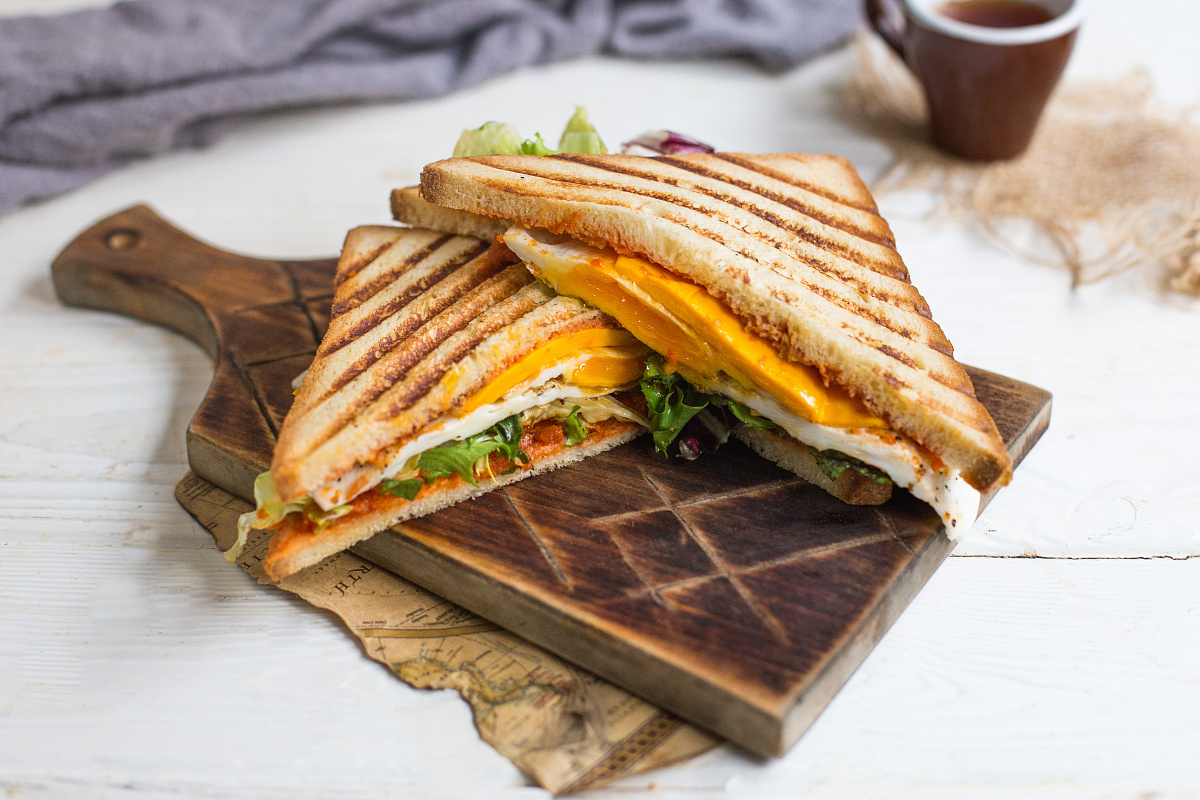 Горячие сэндвичи с яичницей, сыром Чеддер и домашней аджикой