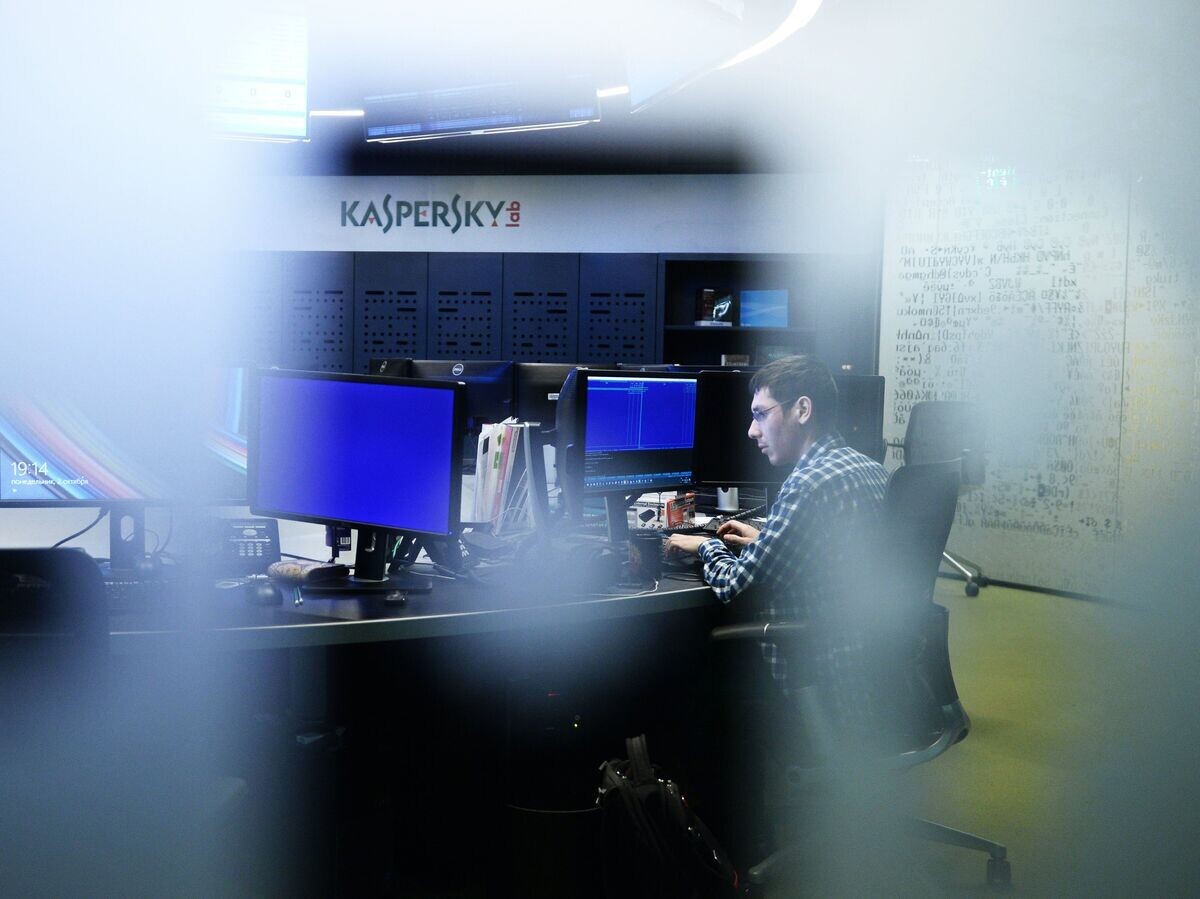    Сотрудник в офисе компании "Лаборатория Касперского" в Москве© РИА Новости / Кирилл Каллиников