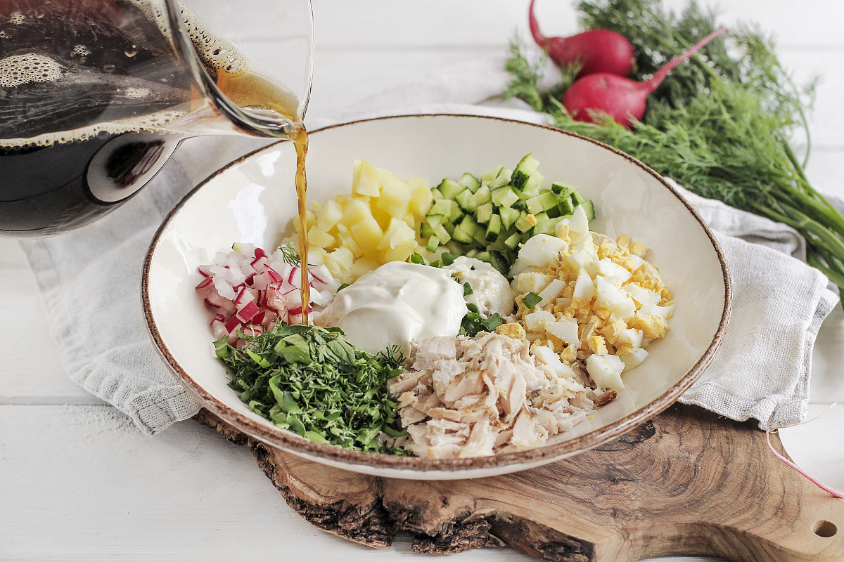 Окрошка на квасе с индейкой, редисом и сметаной