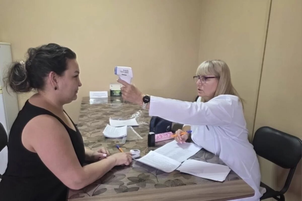    Во время вакцинации медработник проведет предварительный осмотр, уточнит состояние, наличие аллергических реакций.