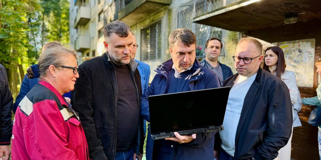 Разумишкин проинспектировал подготовку домов Невского района к отопительному сезону
